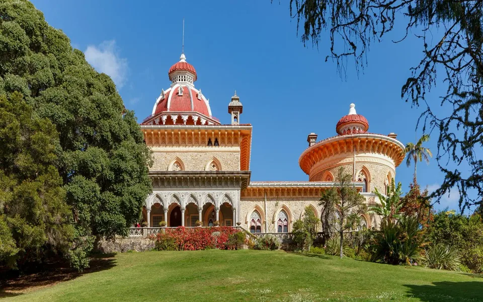 Palazzo di Monserrate incorniciato dai suoi giardini paesaggistici