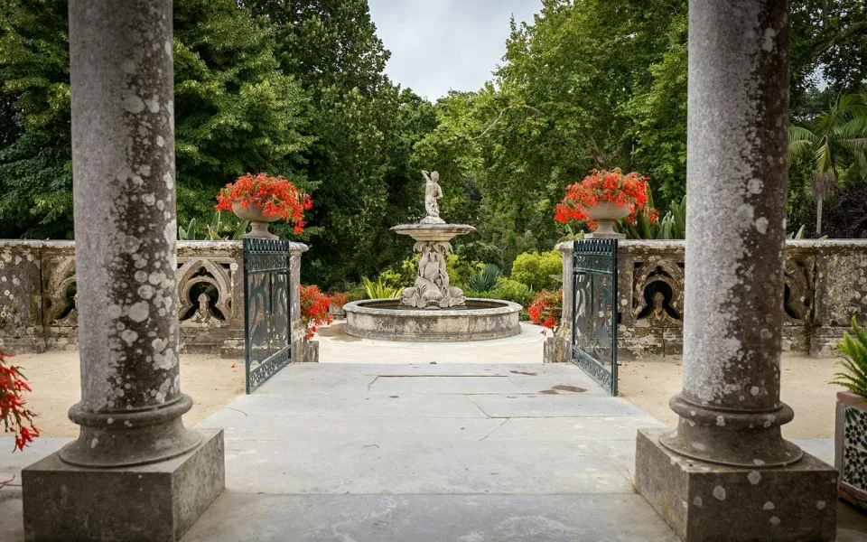 Colonne di pietra e una terrazza giardino a Monserrate