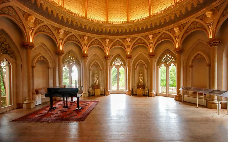 Finestre ad arco e decorazioni intricate all’interno del palazzo