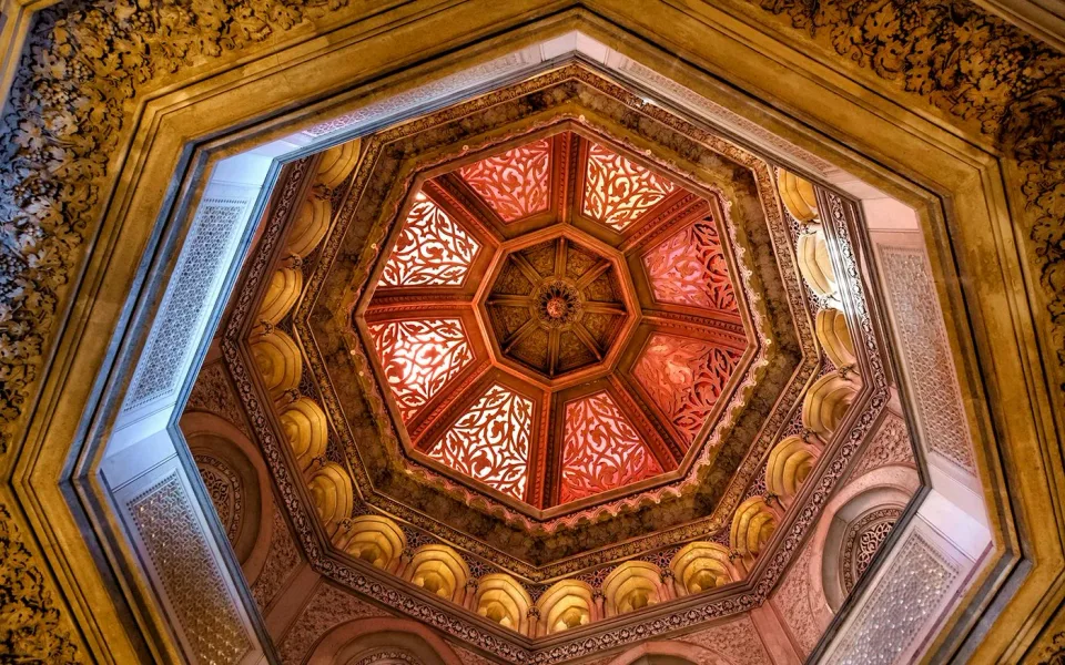 L’interno riccamente decorato di una cupola del palazzo