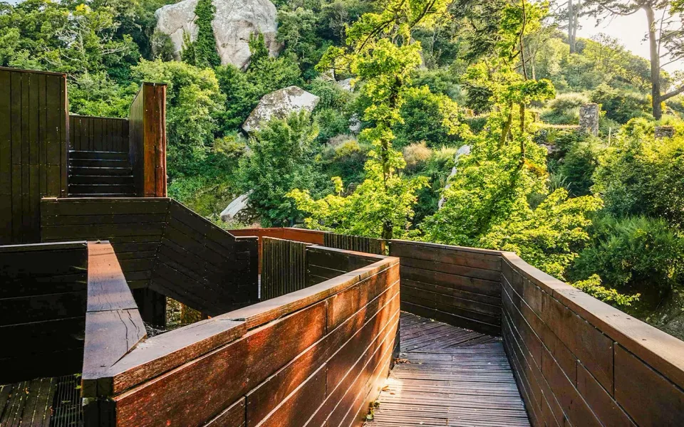 Ein Holzsteg durch das Burggelände