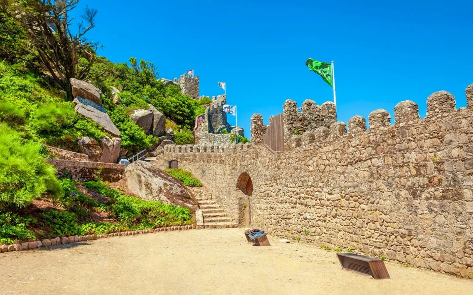 Zinnenbewehrte Mauern und ein Innenhof der Maurenburg