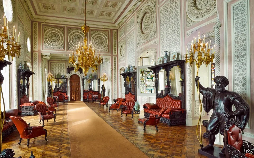 Plafonds décorés et mobilier à l'intérieur du palais de Pena