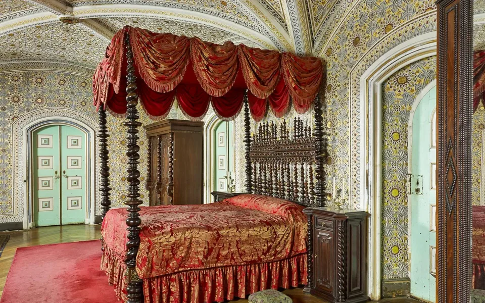 Un lit à baldaquin dans une chambre du palais