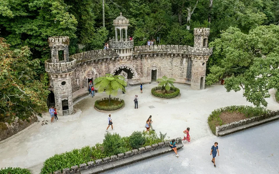 Arcos de piedra y terrazas de jardín en Quinta da Regaleira