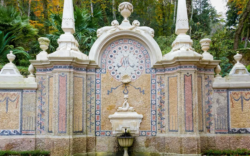Una puerta ornamental del jardín con reloj