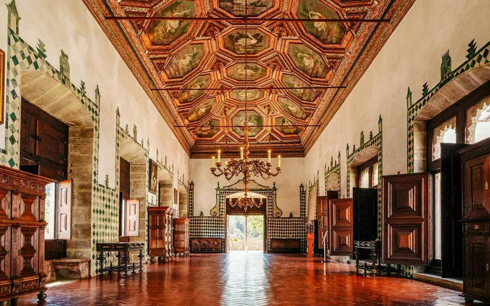 Un techo pintado con gran detalle sobre una sala del palacio