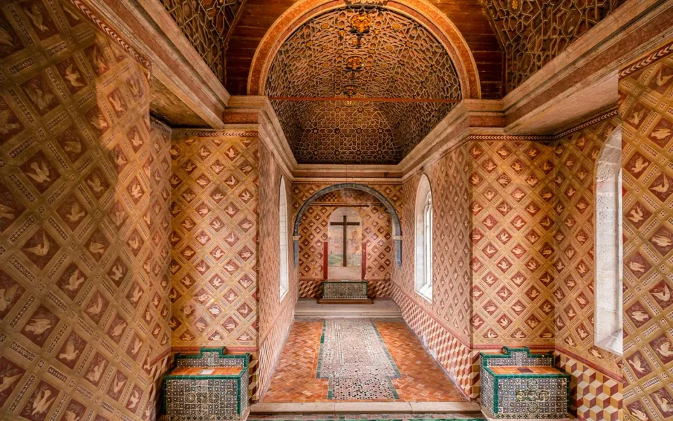 Arcos decorativos y paredes con motivos dentro del palacio
