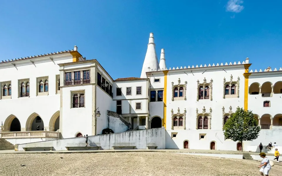 El Palacio Nacional de Sintra y sus dos chimeneas blancas gemelas