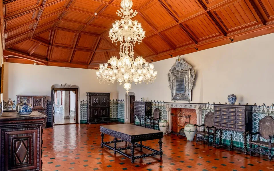Candelabros bajo un techo de madera en una sala del palacio
